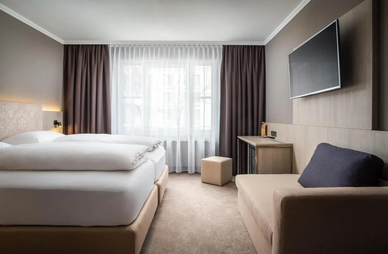 Awa Hotel München 4*,