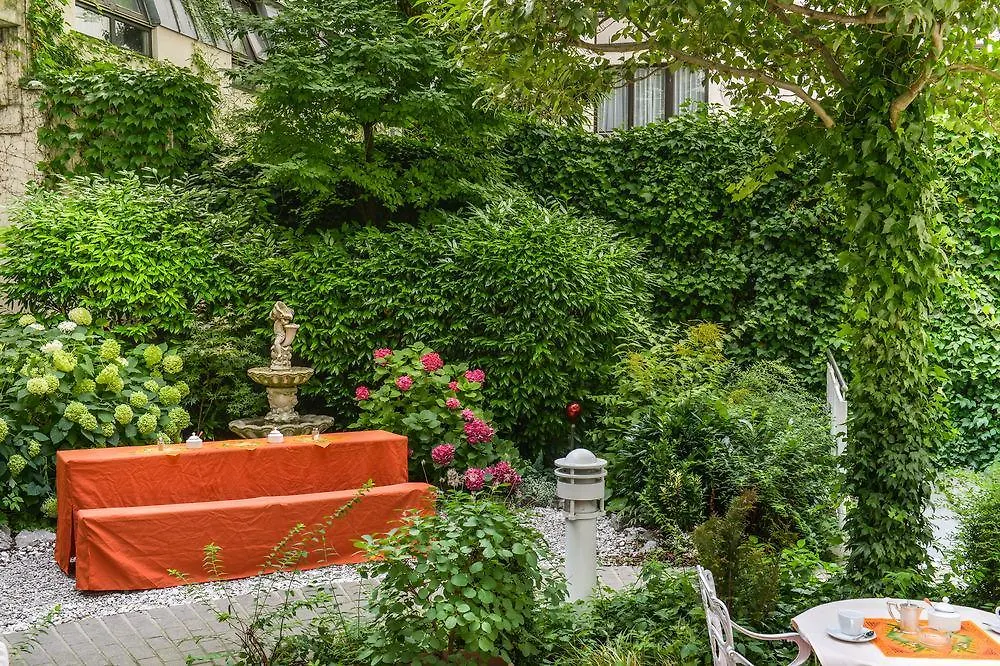 Awa Hotel München 4*,